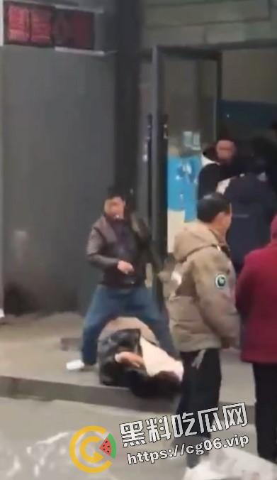 浙江衢州开化县吴某当街杀妻然后果断自杀 两人均抢救无效死亡 现场录像流出