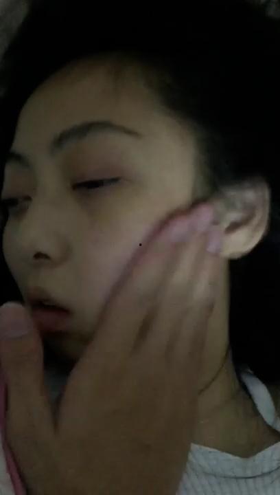 死肥宅迷奸女同学！清纯的不像话 臭脚盖脸扇耳光 真是糟蹋啊