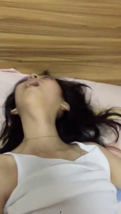 死肥宅迷奸女同学！清纯的不像话 臭脚盖脸扇耳光 真是糟蹋啊