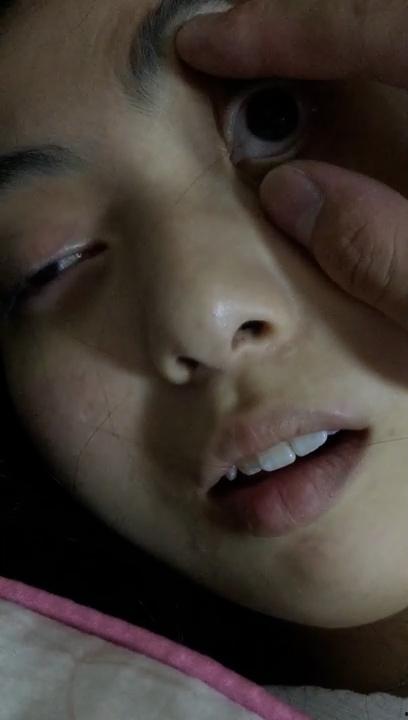 死肥宅迷奸女同学！清纯的不像话 臭脚盖脸扇耳光 真是糟蹋啊