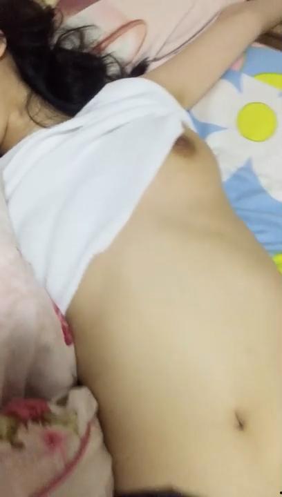 死肥宅迷奸女同学！清纯的不像话 臭脚盖脸扇耳光 真是糟蹋啊