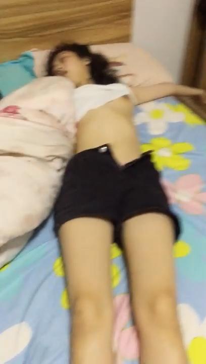 死肥宅迷奸女同学！清纯的不像话 臭脚盖脸扇耳光 真是糟蹋啊