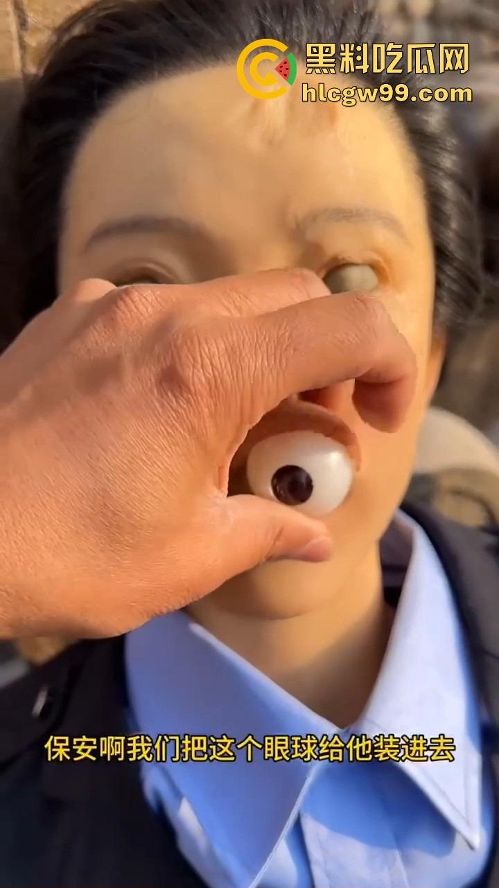 高手在民间!牛人自制毛巾纸人娃娃,硅胶保安娃娃眼珠子都吓掉了,兄弟你能不能整点阳间的玩意儿?