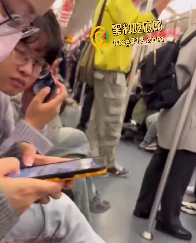 情侣坐地铁男友趁机伸手萝莉女白裙下抠逼!边抖腿边摸,这还紧张上了?摸完还闻一闻啥味