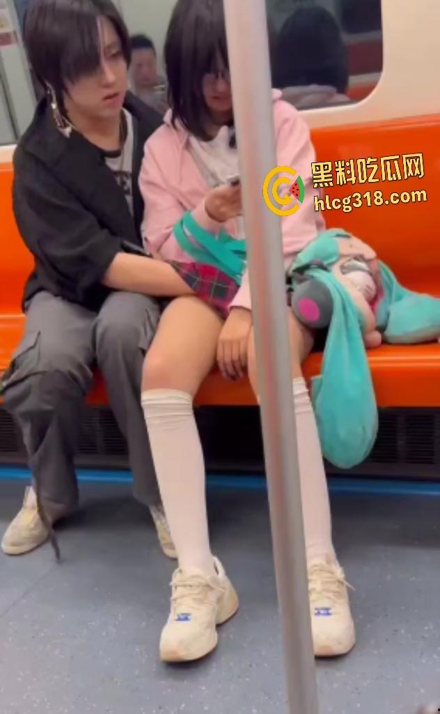 情侣坐地铁男友趁机伸手萝莉女白裙下抠逼!边抖腿边摸,这还紧张上了?摸完还闻一闻啥味