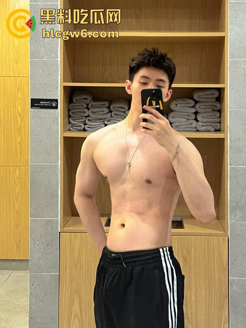 抖音知名健身男博主【耿嘉宏】被曝靠抖音吸粉操粉 因器大活好 众多女粉丝主动投怀送抱求操!