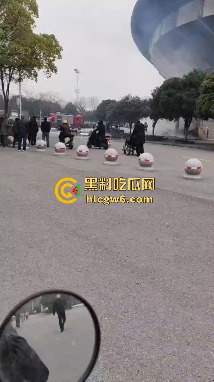 无人机大闹荆州奥体中心，飞行器自作主张冲向构筑物，伤者急救中 飞行员估计没上过航校？