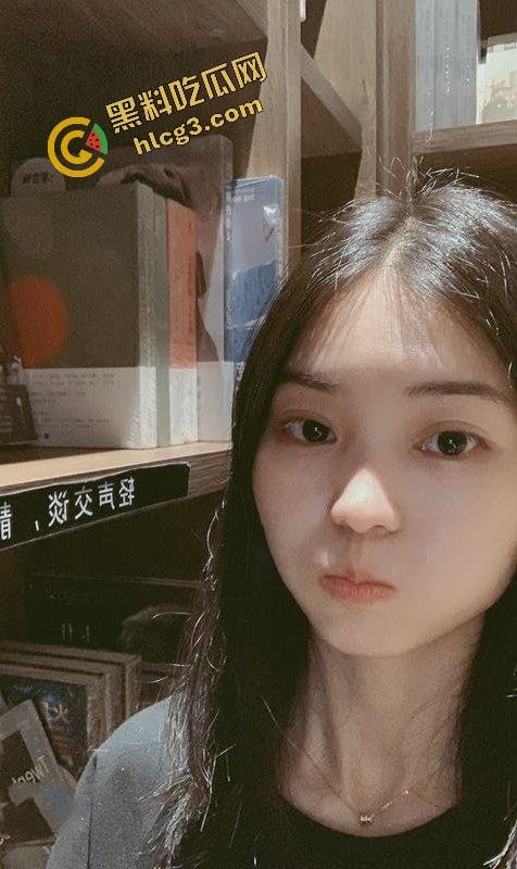 重庆交通大专反差炮架『周慧娟』白脸黑逼小贱货 和男友酒店出租房打扑克吃鸡视频泄密!