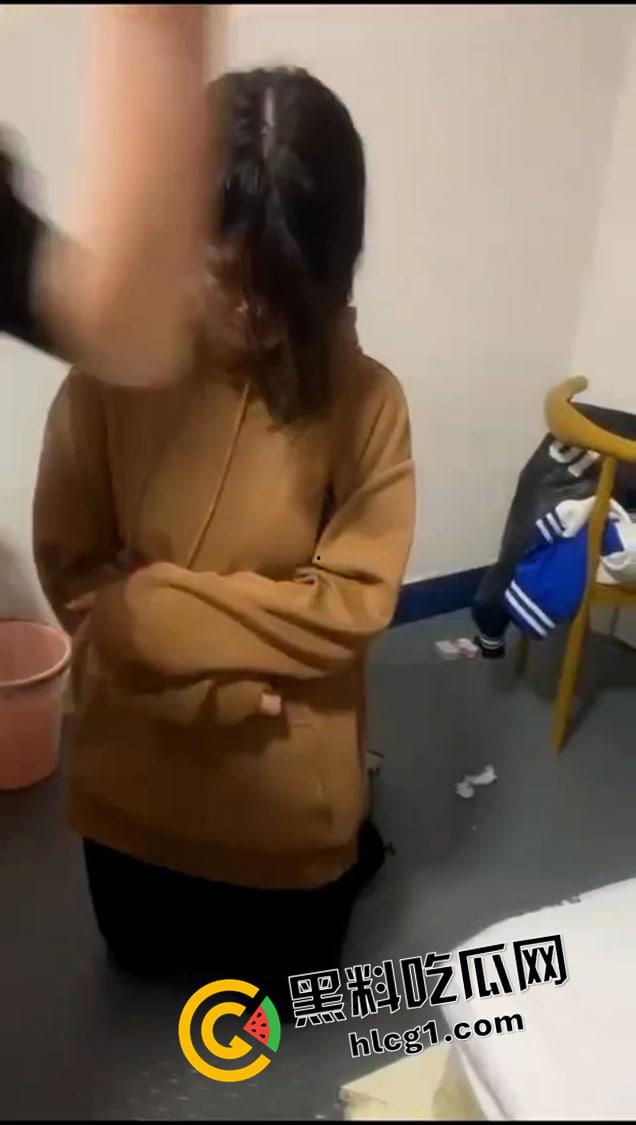 好姐妹就要一起被霸凌！两姐妹相继被教训 脱掉胸罩 羞辱到落泪 现场视频流出