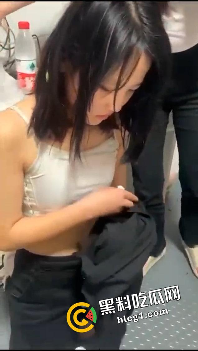 好姐妹就要一起被霸凌！两姐妹相继被教训 脱掉胸罩 羞辱到落泪 现场视频流出