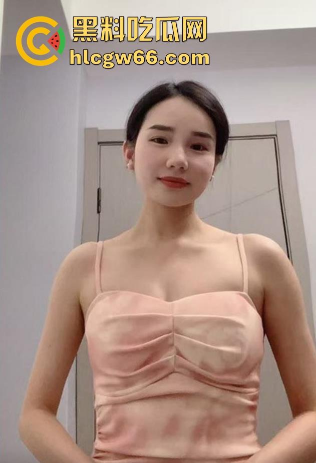 海角乱伦之大胸妹妹会喷奶 在客厅忍不住拔下妹妹衣服强行做爱 哺乳期的妹妹奶水香甜无比