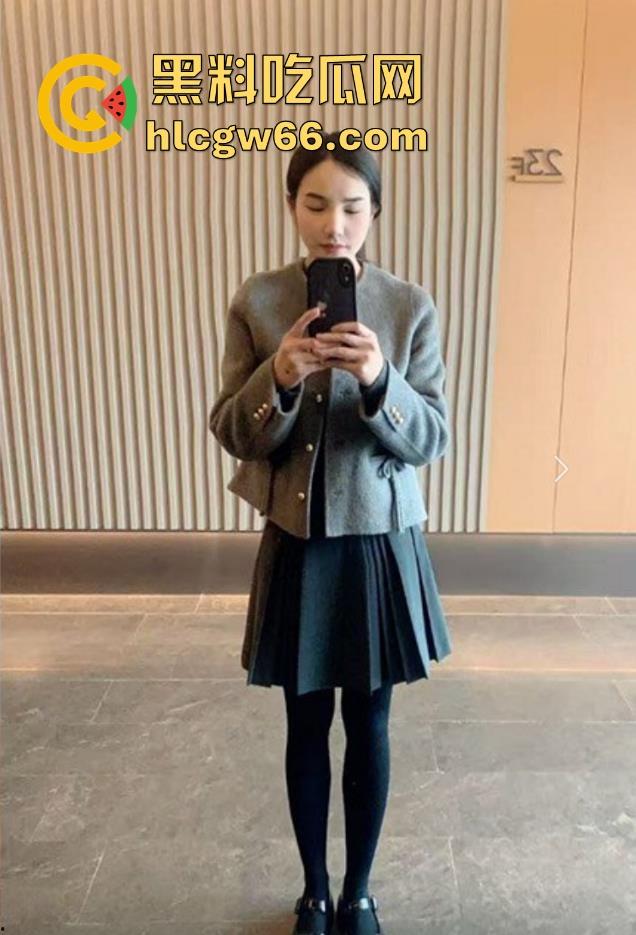 海角乱伦之大胸妹妹会喷奶 在客厅忍不住拔下妹妹衣服强行做爱 哺乳期的妹妹奶水香甜无比