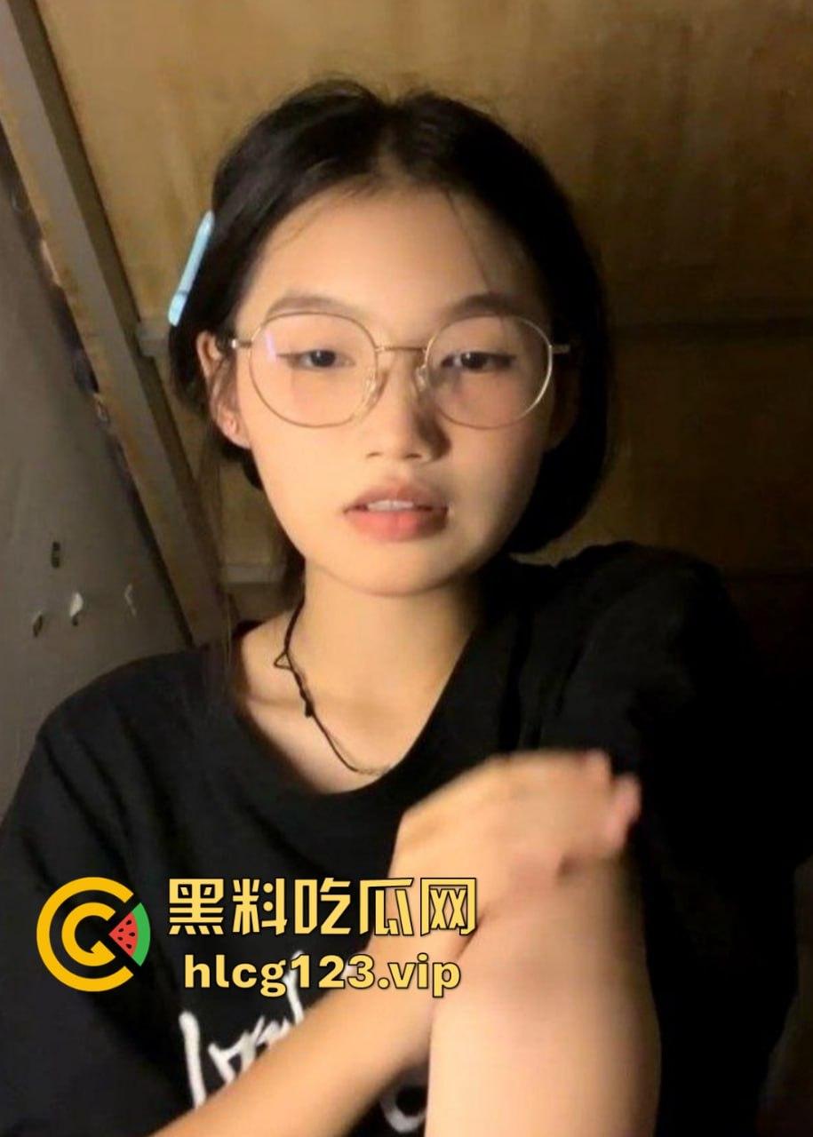 快手网红『小狗的烦心事』下海直播曝光!文静眼镜妹全裸深喉假阳具,反差大到让人看呆!