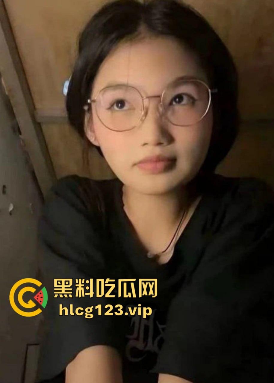 快手网红『小狗的烦心事』下海直播曝光!文静眼镜妹全裸深喉假阳具,反差大到让人看呆!